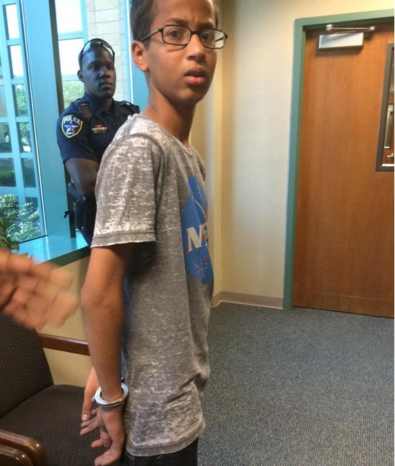 Niño es arrestado en EE.UU. por llevar reloj ‘parecido’ a una bomba a la escuela
